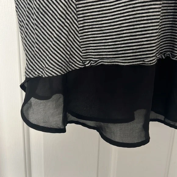 Simply vera Vera Wang black and gray, striped blouse, size XL. Super soft.Cute - Picture 10 of 10